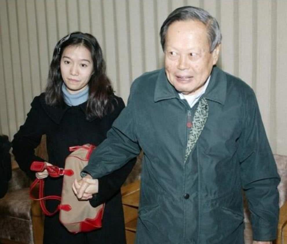 96岁杨振宁携娇妻精神抖擞,42岁妻子发胖认不出来