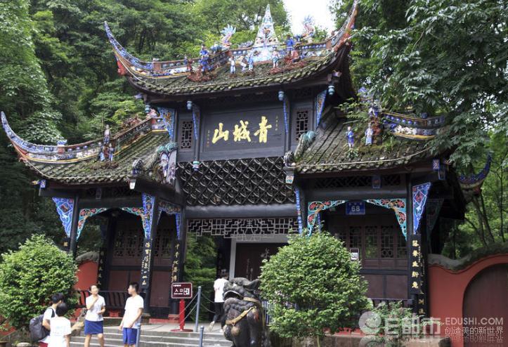 都江堰青城山暂停接待游客 游客不得擅自进入景区