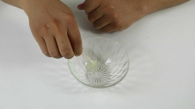 红霉素软膏跟蜂蜜混在一起,解决了每个爱美女