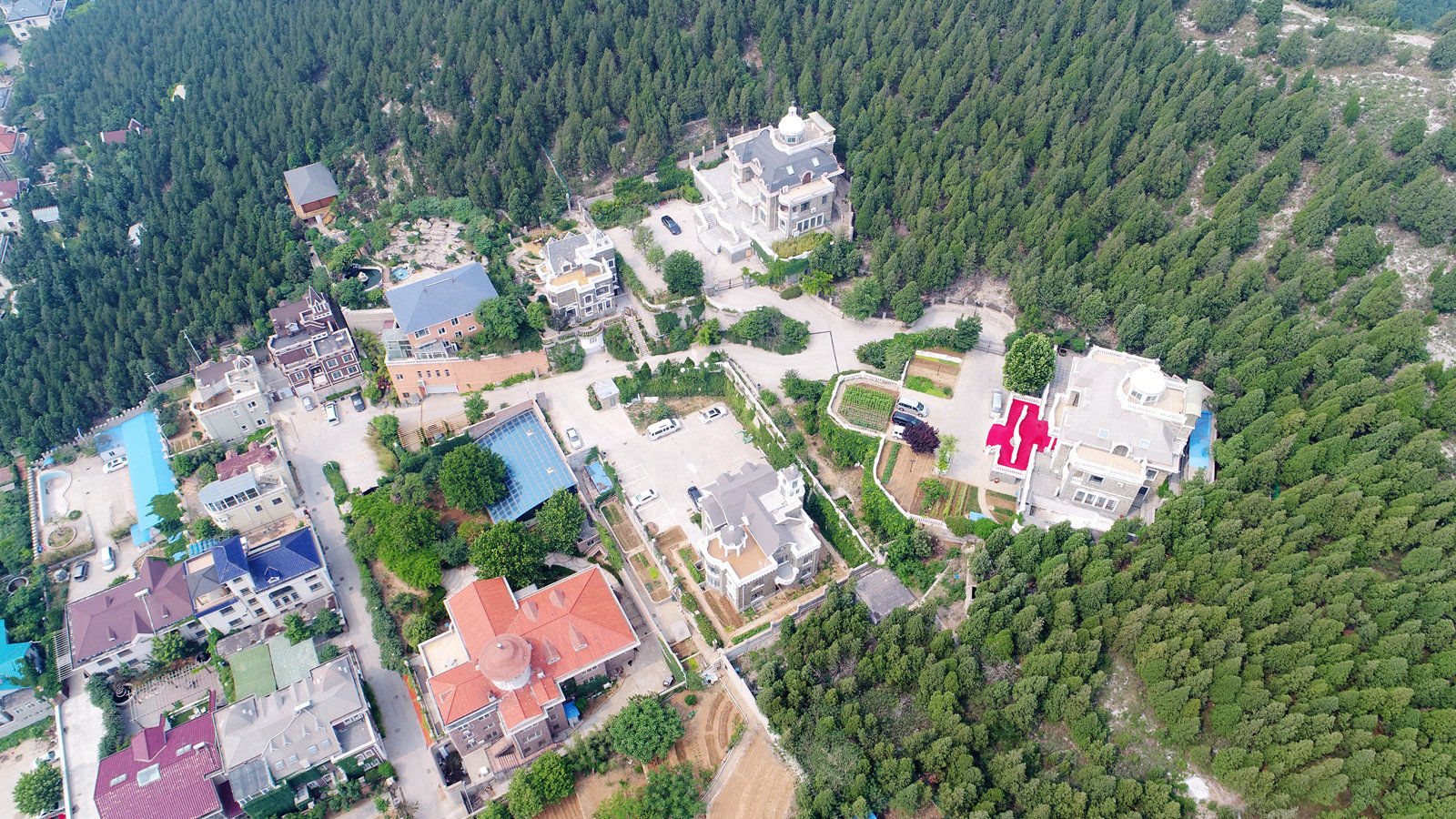 航拍金鸡岭别墅区,违建都藏哪?