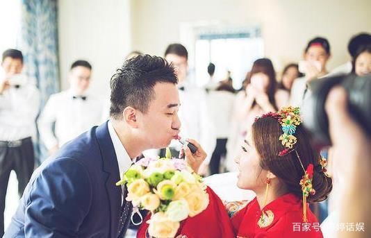 抖音:最缺德伴娘火了,藏婚鞋的位置太没品,网友