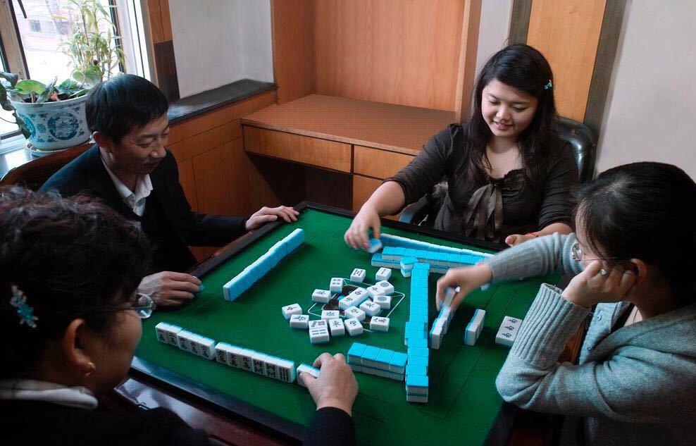 产妇怀胎8月还打麻将,孩子早产看到模样时,产