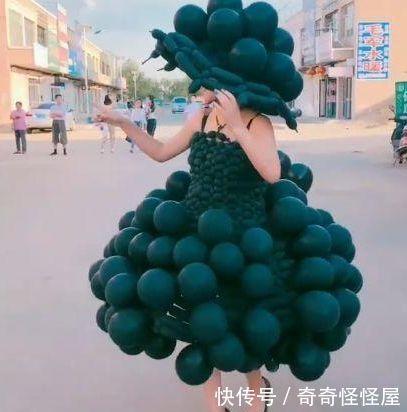 女子穿气球服上街,引发路人围观,得知原因后直