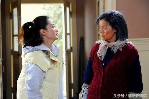 怀孕八个月妻子每天跪地给老公洗脚,老公却坚