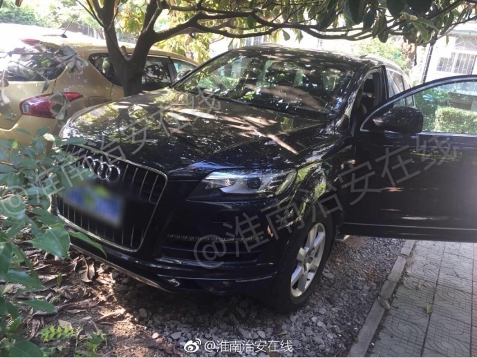 男子砸车偷钱后悔 留字条和400元求不报警 男子砸车偷钱后悔 留字条和400元求不报警