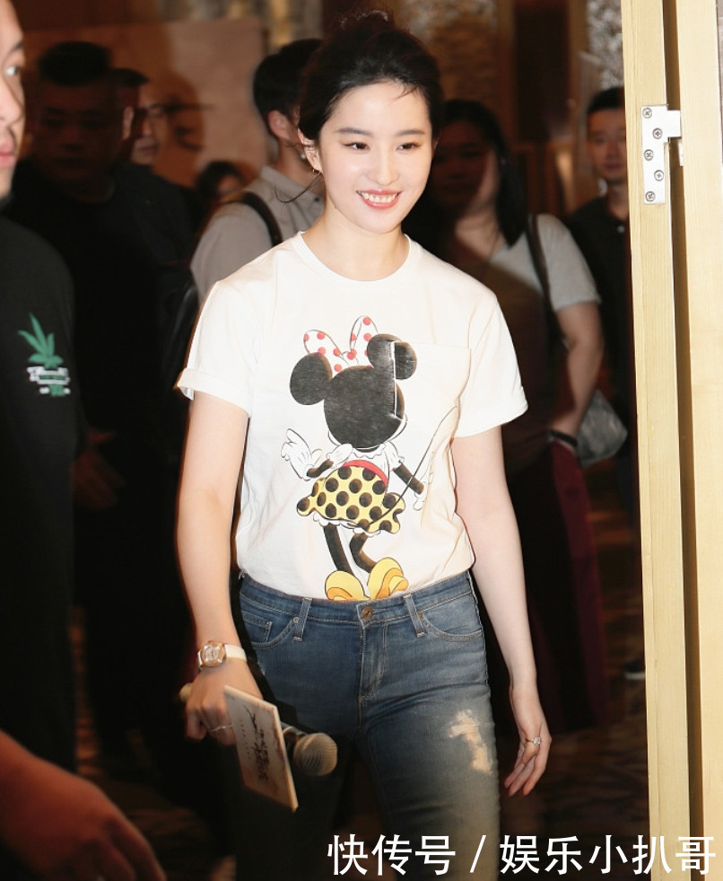刘亦菲穿的白色T恤好可爱,但穿紧身裤却成小胖