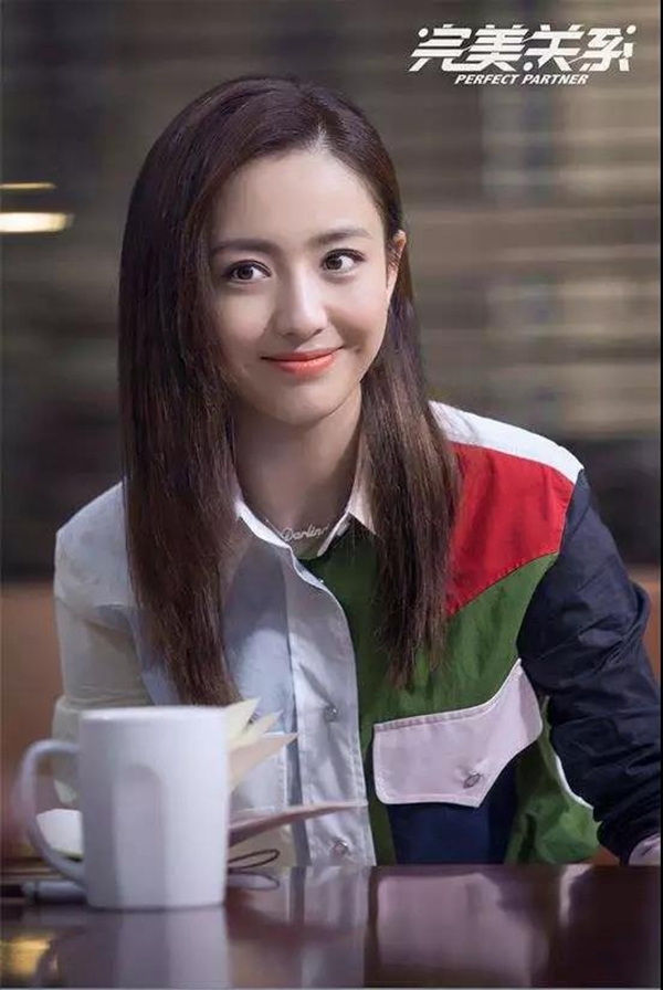 最近,佟丽娅和黄轩主演的电视剧《完美关系》刚刚杀青,剧中佟丽娅挑战
