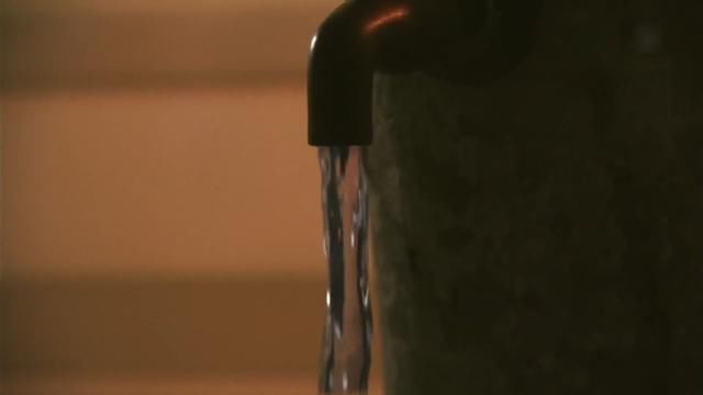 悚电影,家里凭空出现水龙头,流出的是血就会死人