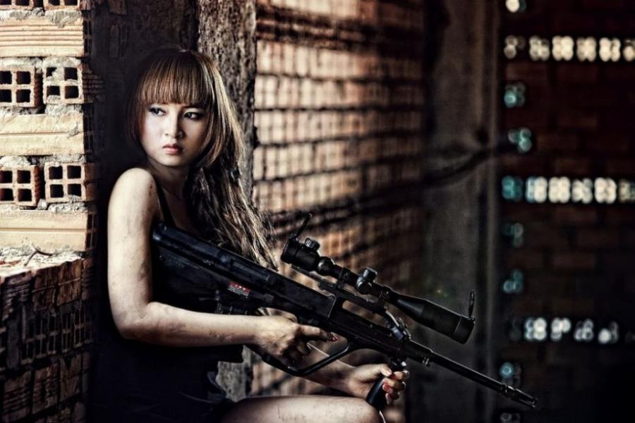 骑越野摩托玩转管机枪!看各国美女花式秀名枪