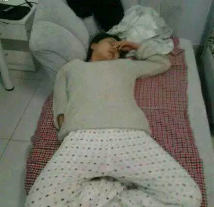 搞笑美女gif图片:妹子,你还是回家吧,不适合在工