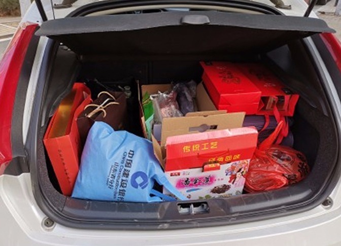 虽然这样的场景，我们每年几乎都会看到，但每一次又都被这些塞满的行李箱深深打动。