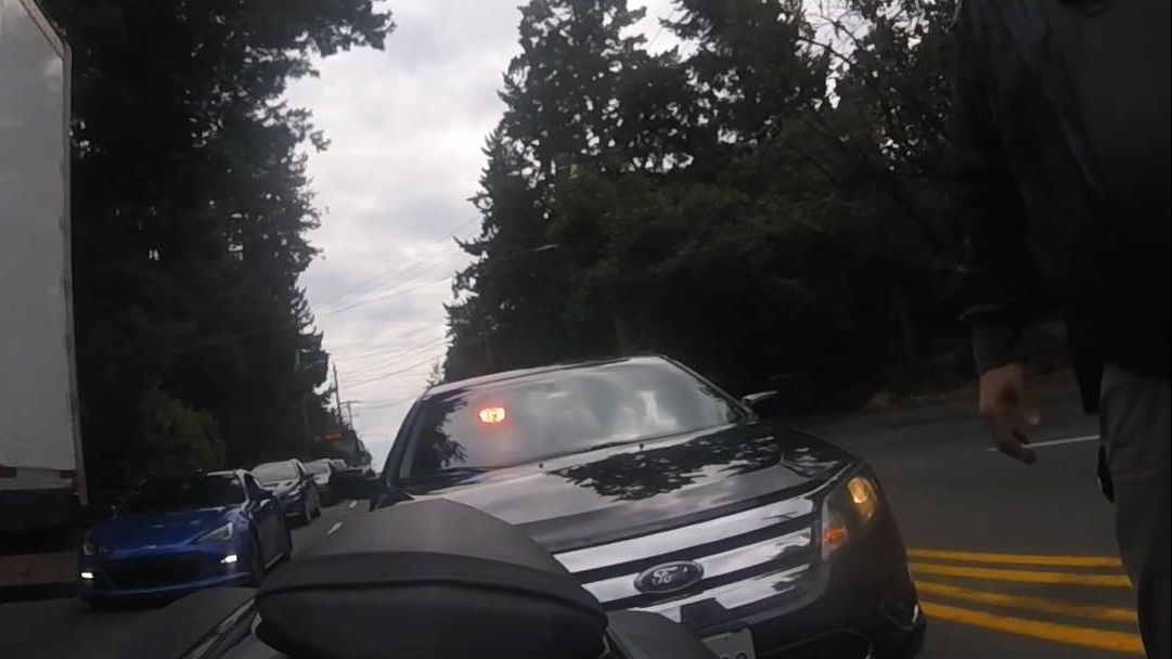 小伙怕迟到车速飙到160 警察掏枪逼停他 小伙怕迟到车速飙到160 警察掏枪逼停他