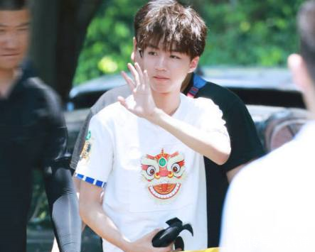 王俊凯胳膊被蚊子咬了之后,肿成一个大包,粉丝