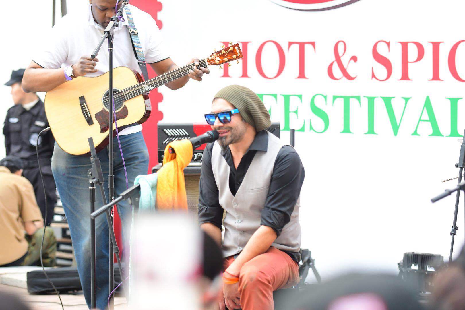 非洲人在北京-北非大厨竟在北京当起乐队主唱 非洲人在北京-北非大厨竟在北京当起乐队主唱