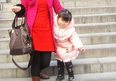 孕期八个月宝宝早产,医生检查后说明原因,婆婆