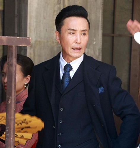 "达康书记"贡献新鲜表情包 穿马甲帅气值力压小鲜肉