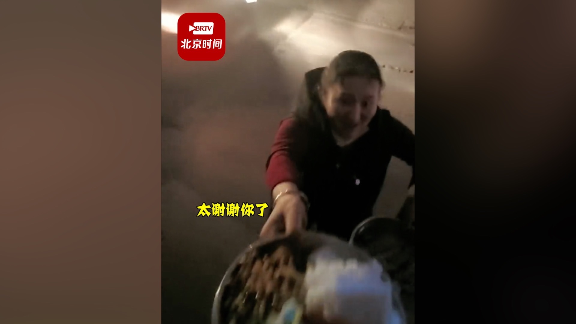 货车司机惊喜收到好心大姐送餐：特别特别感动，高兴