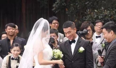 陈小春大应采儿16岁,王祖蓝比老婆矮12cm…真