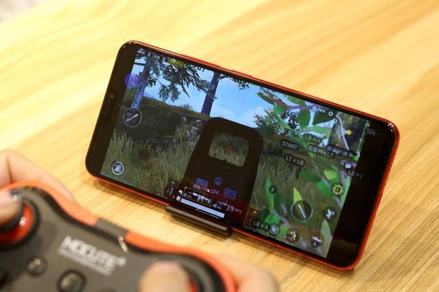 看妹子是怎么用一个手柄玩转吃鸡和开黑的