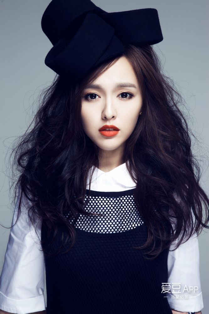 [唐嫣][分享]170829 唐嫣旧照分享:再次欣赏黑白经典哥特风的魅惑女子