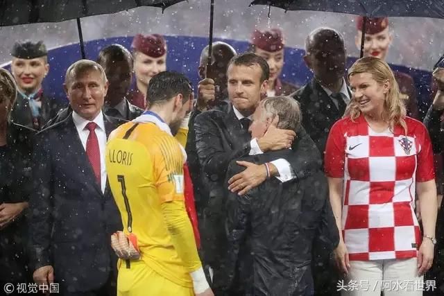 俄罗斯世界杯颁奖典礼上,工作人员只给普京打