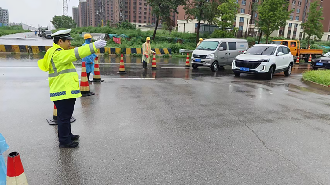 守护群众安全 顺义交警雨中“保驾护航”