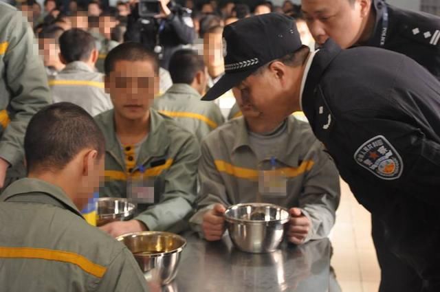 秦城监狱爆满,被关押的贪官吃什么,有一样东西不让吃!