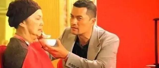 吕良伟三妻:一个与狗作伴,一个成5亿富婆,一个