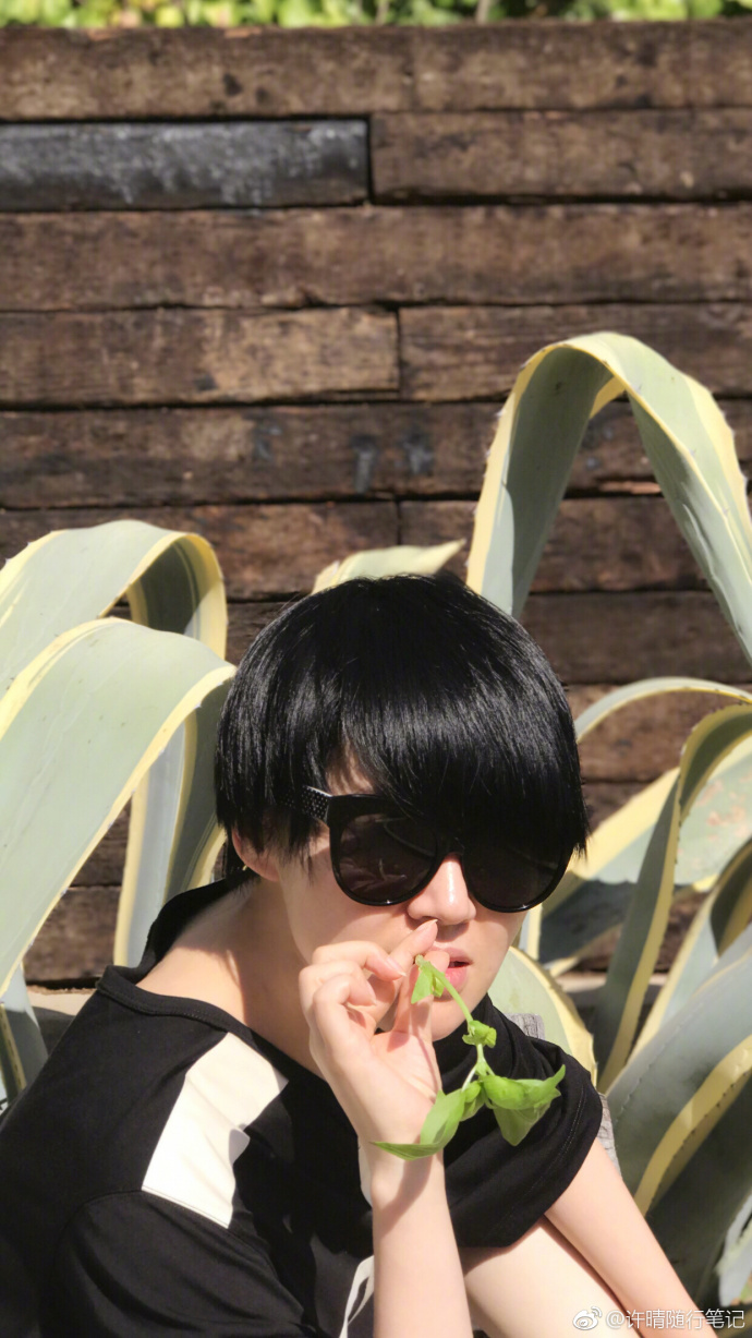 许晴新写真曝光 黑白配搭墨镜痞气十足不失帅气