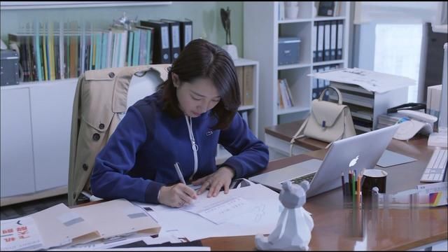 白百何这么穿贼显瘦,运动衫搭配驼色风衣,陈伟