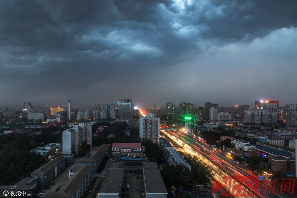 北京雷雨忽至 瞬间黑云压城形如末日