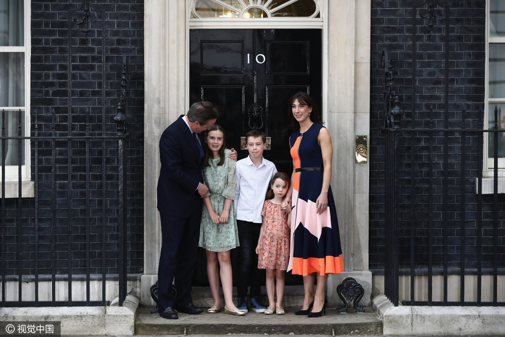 当地时间2016年7月13日，英国伦敦，英国首相卡梅伦与夫人及三个孩子一同告别唐宁街十号。卡梅伦发表告别演讲，并与家人一起拥抱、合影。