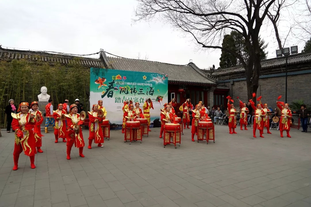 春风带绿西涯畔 百姓踏青王府中 春风带绿西涯畔 百姓踏青王府中