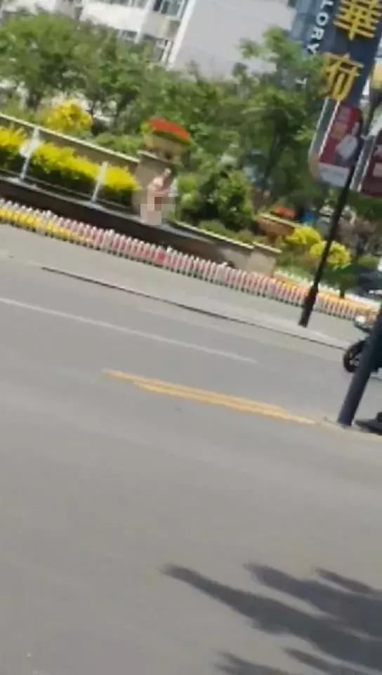 山西介休街头惊现男青年:又洗澡、又跳舞,然后