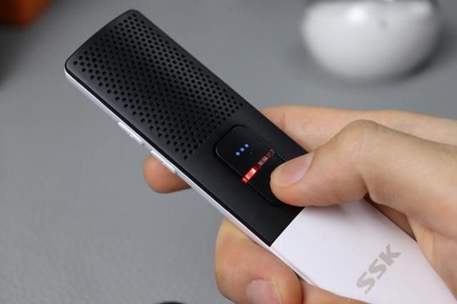 撩外国妹就靠它?SSK飚王Hello智能语音翻译机