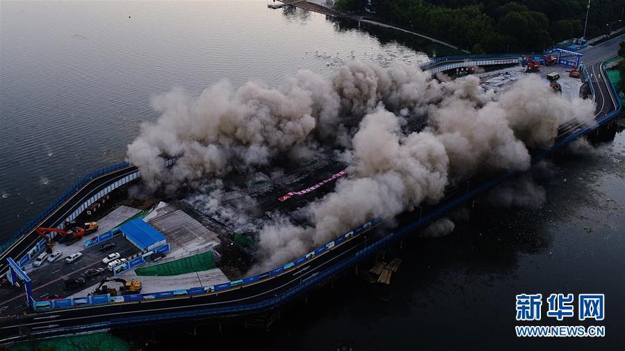 39岁长春南湖大桥被爆破拆除