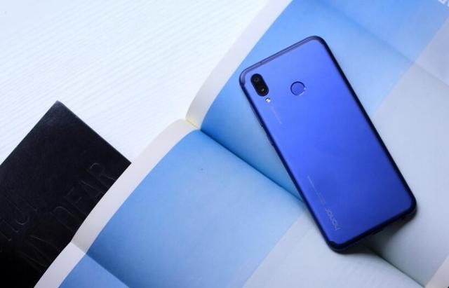 荣耀PIay对比小米8,在拍照方面华为一枝独秀,你