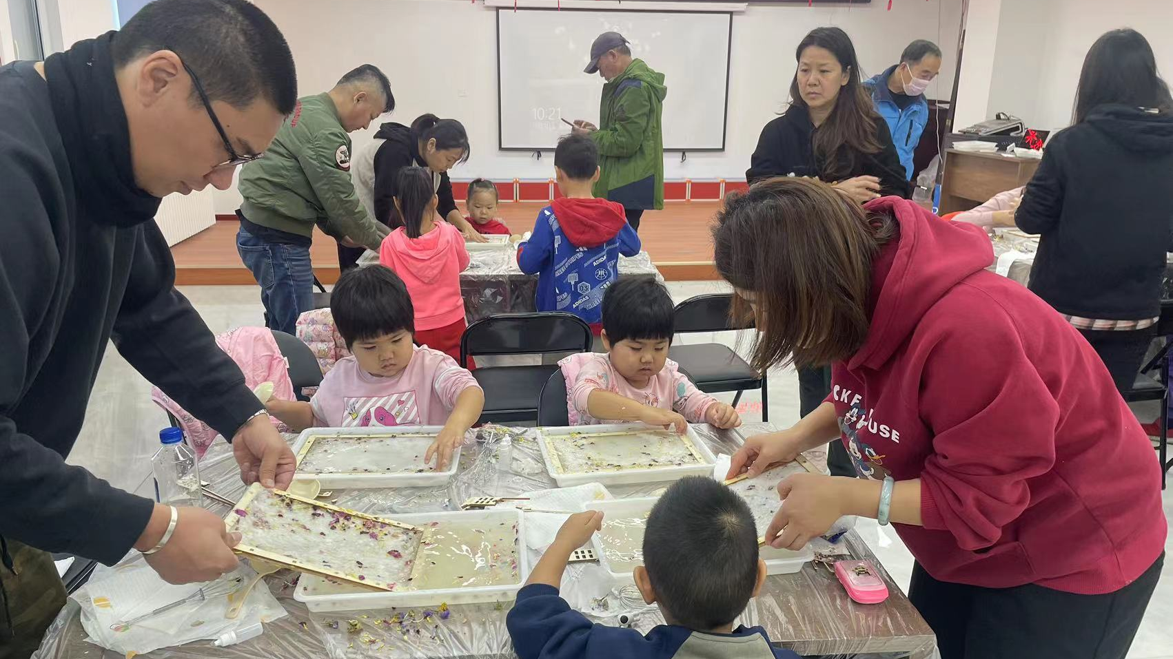 景颂街社区开展“古法造纸 匠心传承”--造纸术体验活动 景颂街社区开展“古法造纸 匠心传承”--造纸术体验活动