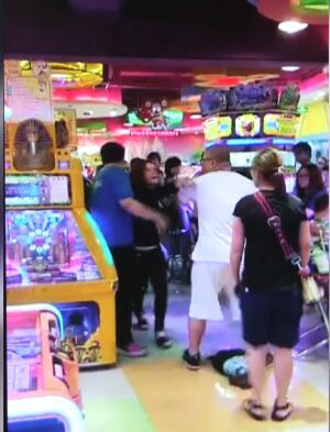 游乐场里两母亲因插队发生斗殴 一人被打断鼻骨 游乐场里两母亲因插队发生斗殴 一人被打断鼻骨