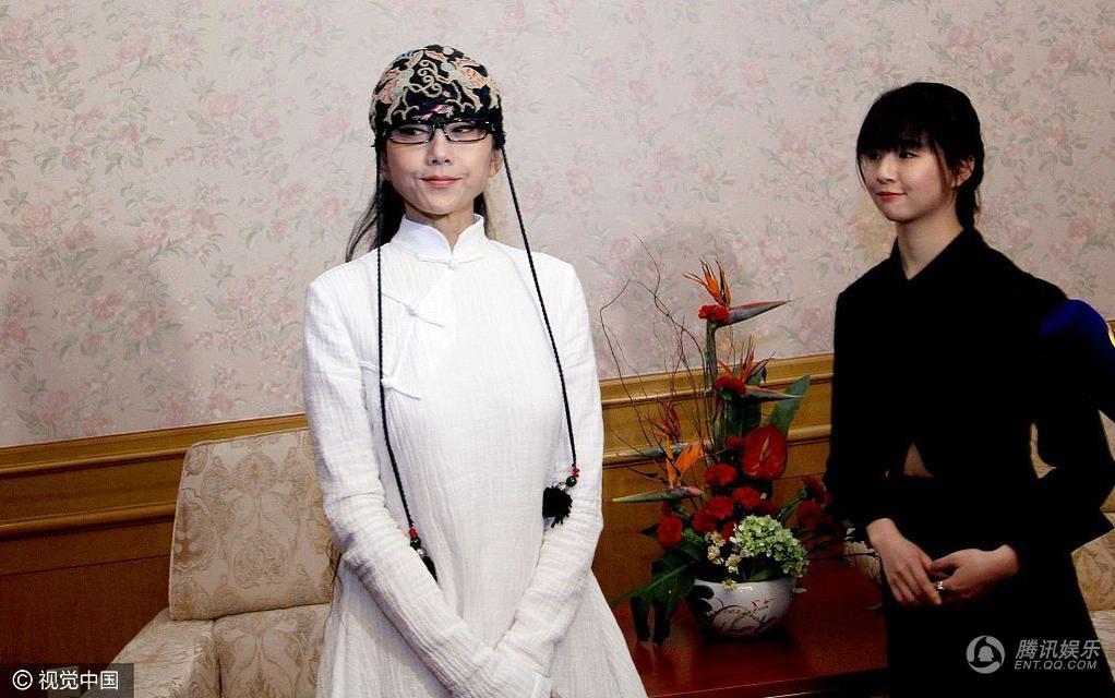 杨丽萍接受采访长指甲抢镜 小彩旗包子脸显清纯 杨丽萍接受采访长指甲抢镜 小彩旗包子脸显清纯