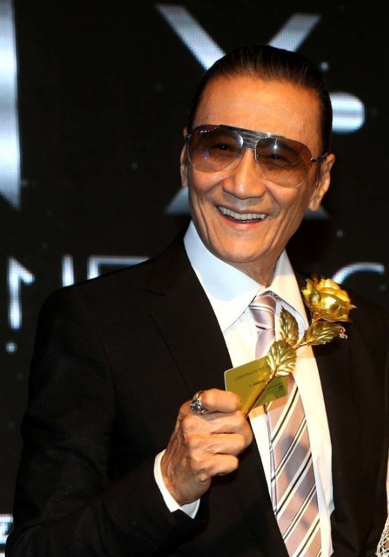 81岁谢贤撩妹瞬间被拍,网友:终于知道他多年不摘墨镜的原因了!