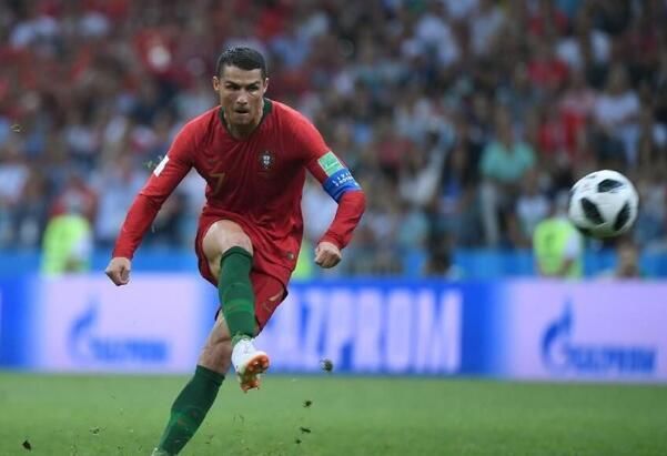 C罗踢任意球之前嘴里在念叨什么?C罗的答案