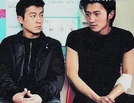 谢霆 锋王 菲再度分手,王菲哭着上飞机,李亚 鹏