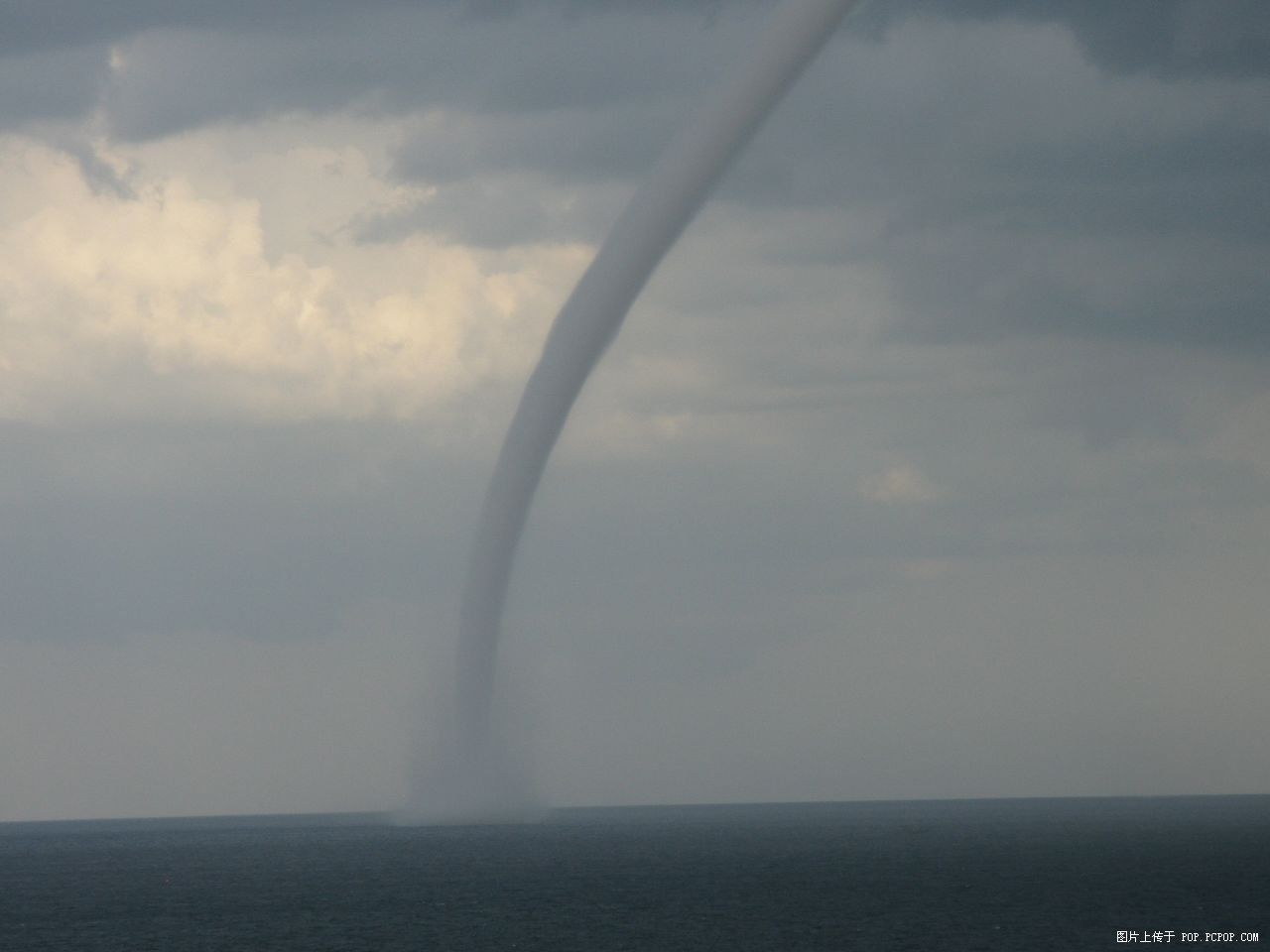 山东省蓬莱海域近日惊现千年不遇的"东海龙王吸水"壮观场面