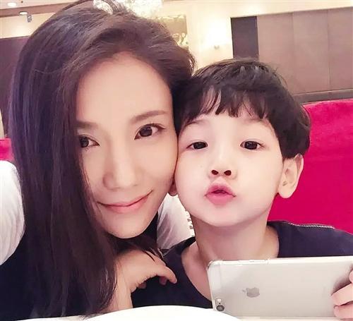 "荧幕上小包总撩妹技能满分,生活中的杨烁也是百分百