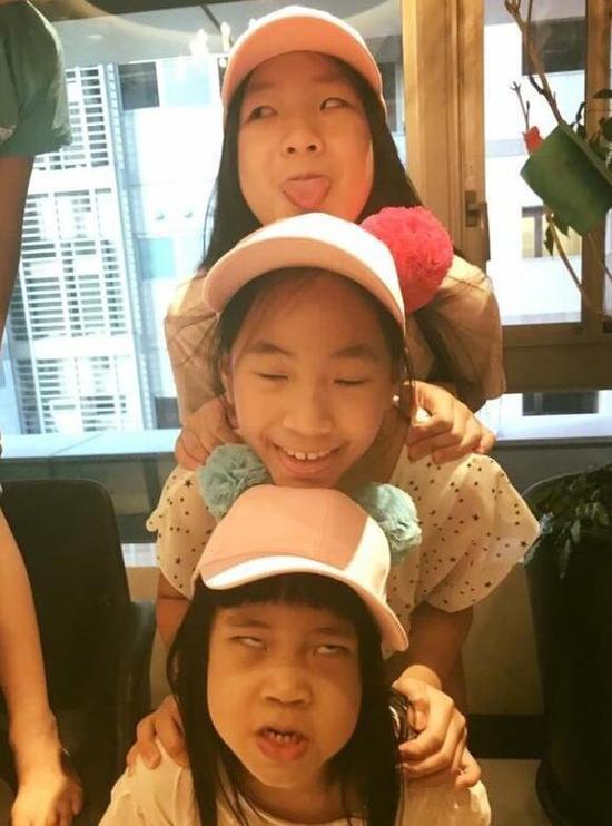 小S仨女儿叠罗汉鬼马搞怪 第二张图真的是太逗了