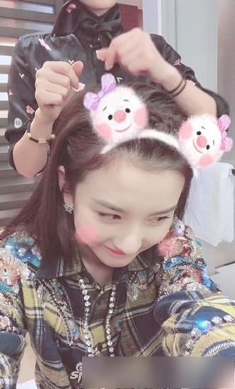 宋祖儿晒新发型自拍照 镜头卖萌惹人喜爱