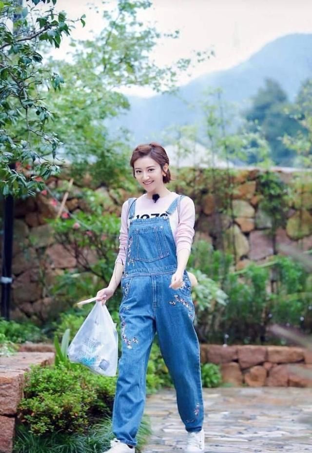 景甜穿衣越发大胆,深V吊带装各种秀事业线,女