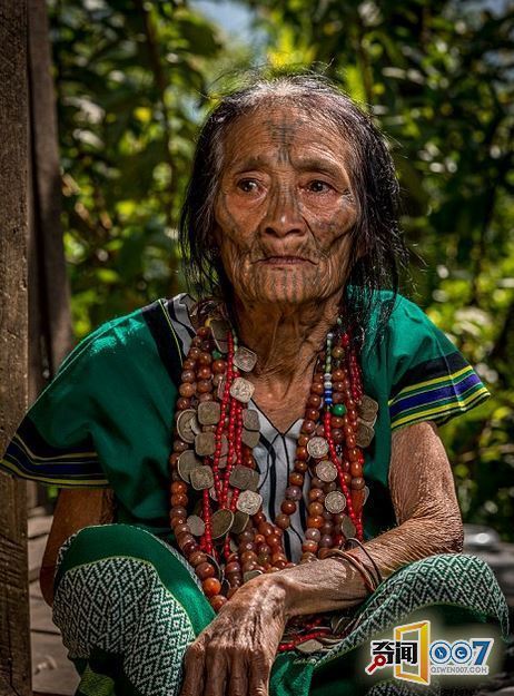 与西方年轻人爱好极端纹身来修饰身体不同,在缅甸,只有上了年纪的女子