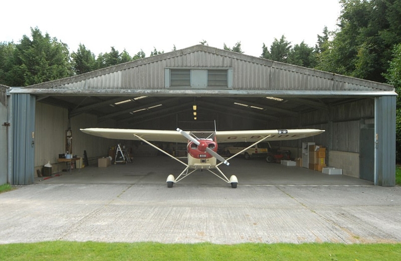 近日，位于英国科兹沃尔德镇的一套现代化四居室套房面向公众出售，这栋房子配有一个私人飞机跑道及一架小飞机，目前售价为150万英镑（约合人民币1309万元）。买家可以拥有建筑面积1350平方米的屋舍，并有权使用飞机跑道，可谓是所有飞行员梦想中的完美住宅。